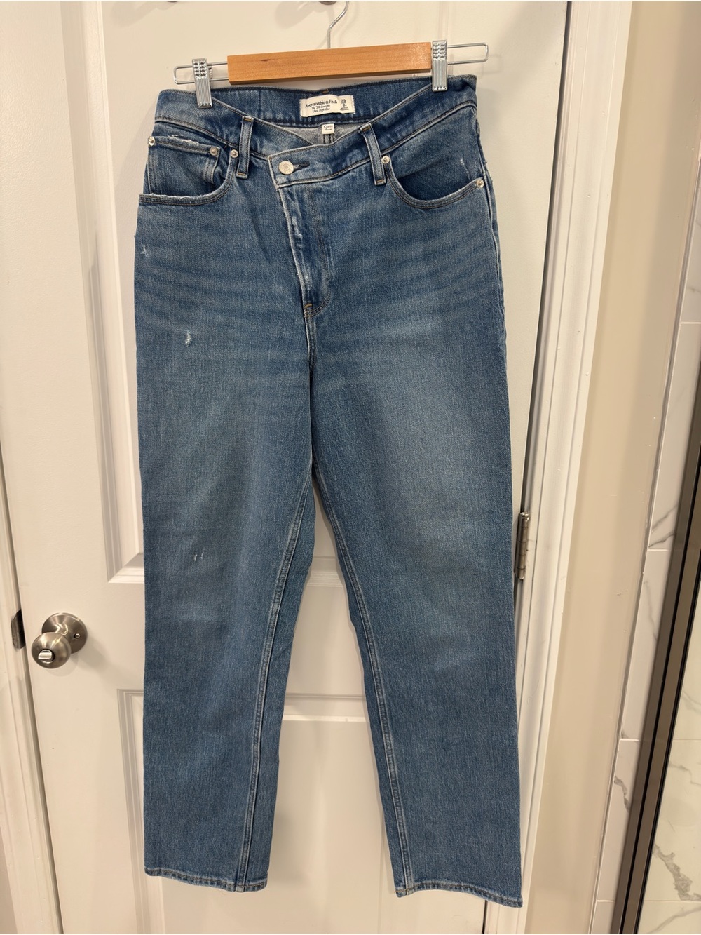 Abercrombie & Fitch 90s Straight Jeans in Medium Blue wash